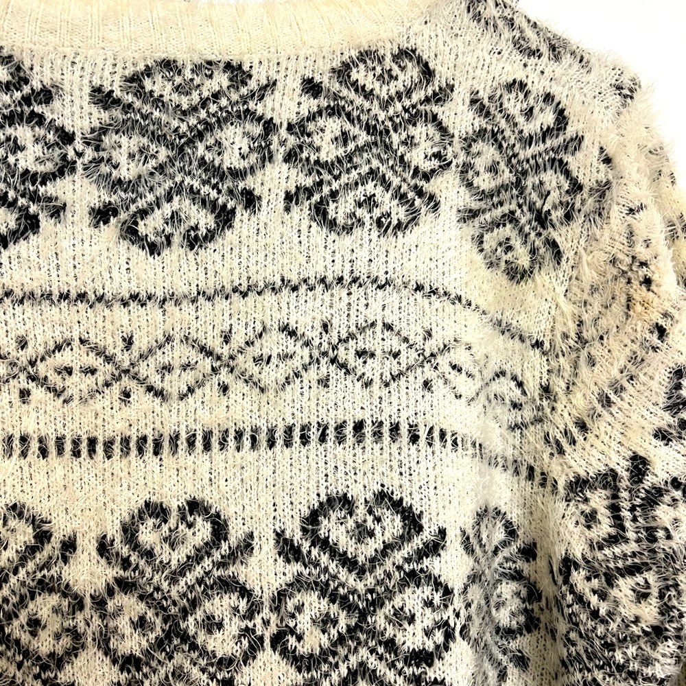 Fuzzy sweater - Picture 2 of 5